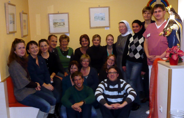 Die Mitarbeiter des Teams haben sich in der Diele zu einem Gruppenfoto versammelt. Sie laden uns durch ihr freundliches l�cheln ein, ein weing zu verweilen. 