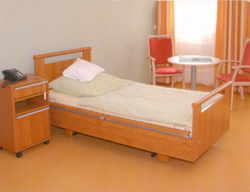 Wir befinden uns im Koridor des Hoapizes. Links sehen wir eine Kommunikationsecke. Ein rotes Sofa l�t zum Verweilen ein. Rechts schlie�t sich ein Gang mit Zimmert�ren an.
