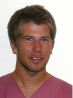 Das Passbild von herrn S�hwold zeit uns einen jungen blonden Mann. Er tr�gt kurze Haare.