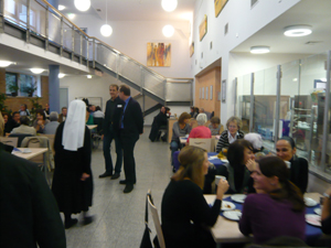 Wir befinden uns in der Cafeteria des Herz-Jesu-Krankenhauses. Die Besucher des Gottesdienstes haben sich zum Kaffeetrinken zusammengefunden.