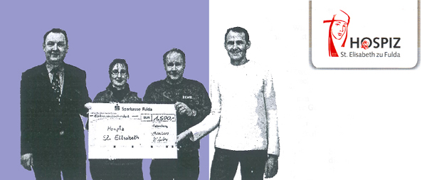Wir sehen eine Collage. Die Vier beschriebenen Personen werden in einer schwarz-wei� Darstellung vor einem blauen Hintergrund abgebildet. Am Rechten Rand ist das Logo des Hospizes eingeblendet.