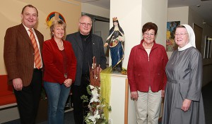 Das Foto zeigt von links: Geschäftsführer Ansgar Erb, Hospizleitung Dagmar Pfeffermann, Ehepaar Erich und Rosi Albinger, Seelsorgerin Sr. Lioba Kaib