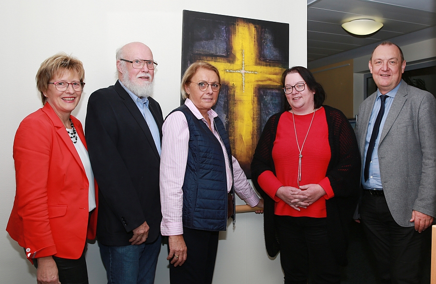 Das Foto zeigt von links: Dagmar Pfeffermann, Thomas Hoeft (Ehemann der Künstlerin), Jo-hanna Hoeft, Christine Hartmann, Ansgar Erb   Foto: Sabrina Diegelmann