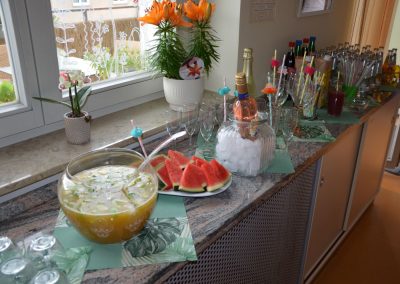 Buffet mit Leckereien vor dem Fenster