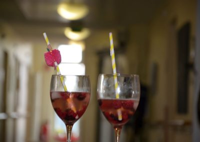 rosa Cocktails mit Strohhalm