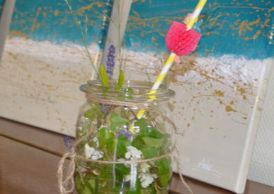 grüner Cocktail mit Strohhalm