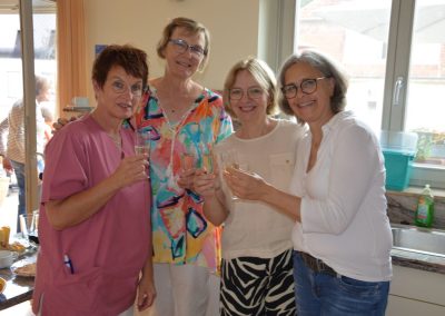 Fröhliches team am Sommerfest