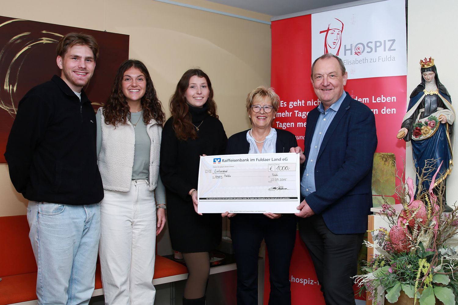 Das Foto zeigt von links: Jeremy Riedl, Paula Farnung, Lara Link, Dagmar Pfeffermann (Hospizleitung) und Ansgar Erb (Geschäftsführer)