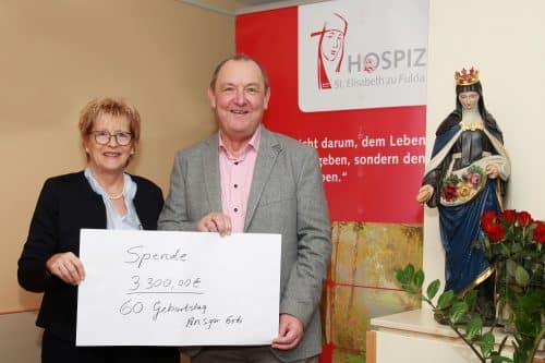 Frau Pfeffermann und Herr Erb bei der Übergabe der Spende