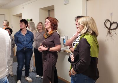 Besucher der Bilderausstellung