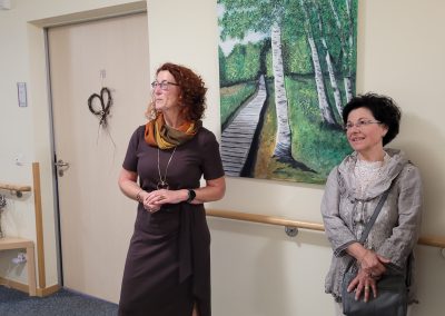 Zwei Frauen und ein Waldbild von Monja Bartholomäus