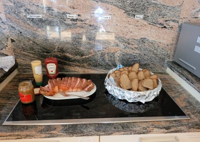 Würstchen und Brot