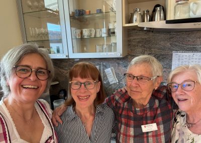 4 fröhliche Personen in der Hospizküche