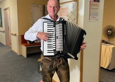 Mann in bayerischer Kluft mit Akkordeon
