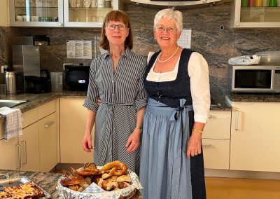 Frau im Dirndl am Buffett
